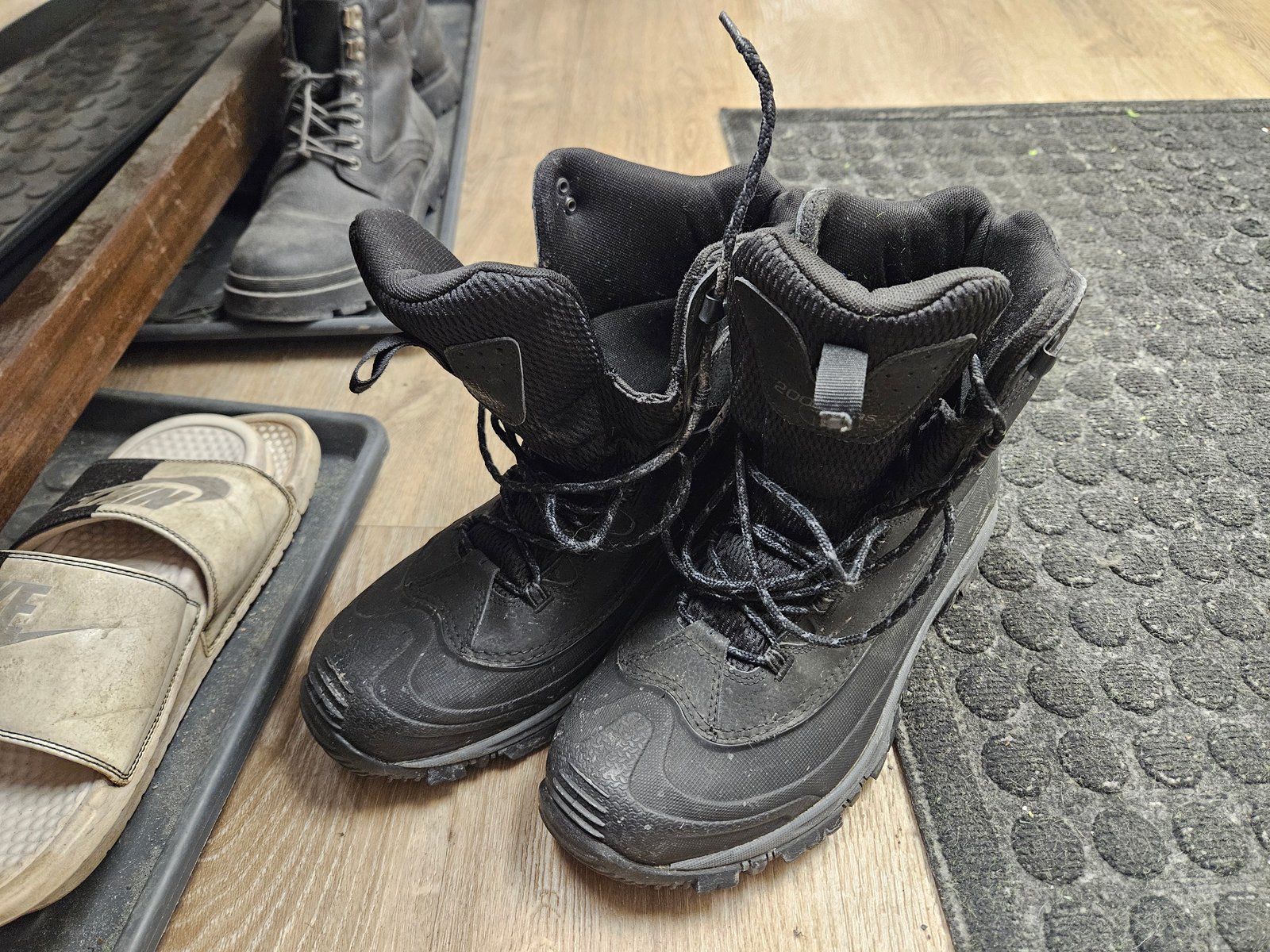 Black insulated lace-up winter boots (used)